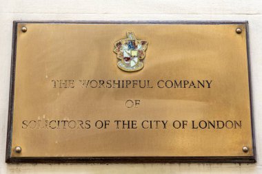 Londra, İngiltere - 17 Nisan 2023: Londra 'da College Hill, İngiltere' de Worshipful Company of Solicators 'ın girişinin yanında bir plaket.