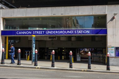 Londra, İngiltere - 17 Nisan 2023: Londra 'daki Cannon Street Metro Metro İstasyonu.