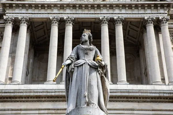 Londra, İngiltere - 17 Nisan 2023: İngiltere 'nin Londra kentindeki St. Pauls Katedrali' nde bulunan Kraliçe Anne 'in bir heykeli.