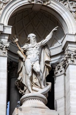 Londra, İngiltere - 14 Mart 2023: Londra, İngiltere 'deki 10 Trinity Meydanı ön cephesinde Yaşlı Peder Thames' in heykeli - Londra Liman Müdürlüğü 'nün eski karargahı.