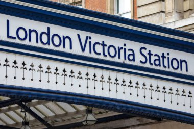 Londra, İngiltere - 14 Mart 2023: Londra 'nın merkezindeki tarihi Londra Victoria İstasyonu' nun dış kısmında bir tabela.