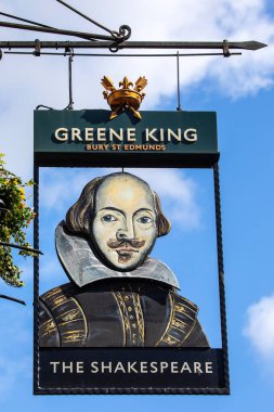 Londra, İngiltere - 14 Mart 2023: Londra 'daki Buckingham Palace Road' da yer alan Shakespeare genel evinin dış tarafında geleneksel bir bar tabelasının yakın çekimi.