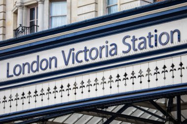 Londra, İngiltere - 14 Mart 2023: Londra 'nın merkezindeki tarihi Londra Victoria İstasyonu' nun dış kısmında bir tabela.
