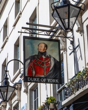 Londra, İngiltere - 14 Mart 2023: Londra, İngiltere 'de Victoria Caddesi' nde bulunan York Dükü 'nün dışındaki geleneksel bar tabelası.