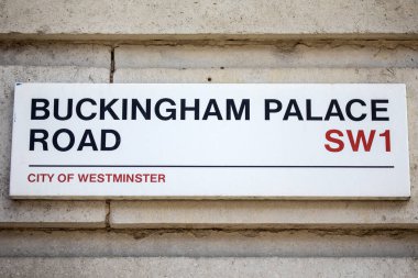 Westminster, Londra, İngiltere 'deki Buckingham Sarayı Yolu' na yakın bir sokak tabelası..