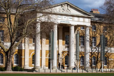 Londra, İngiltere - 14 Mart 2023: Şu anda Chelsea, Londra, İngiltere 'deki Saatchi Galerisi' nin bulunduğu York Dükü 'nün etkileyici dış görünüşü.