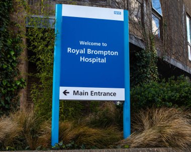 Londra, İngiltere - 14 Mart 2023: Chelsea, Londra 'daki Royal Brompton Hastanesi girişinde bir tabela.
