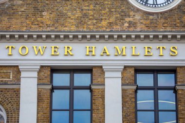 Londra, İngiltere - 2 Mart 2023: London Borough of Tower Hamlets tabelası Londra, İngiltere 'deki Tower Hamlets Town Hall' un dış tarafında..
