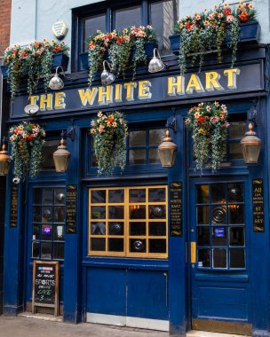 Londra, İngiltere - 2 Mart 2023: The White Hart geleneksel halk evinin dışı, Whitechapel High Street, İngiltere.