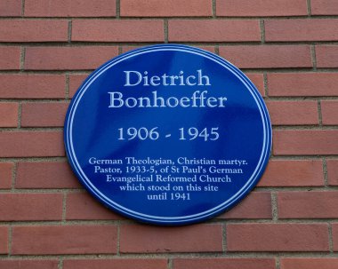 Londra, İngiltere - 2 Mart 2023: Dietrich Bonhoeffer 'e adanmış mavi bir plaket - Alman Teolog ve Hıristiyan şehidi, Londra, İngiltere' de Goulston Caddesi 'nde yer almaktadır..