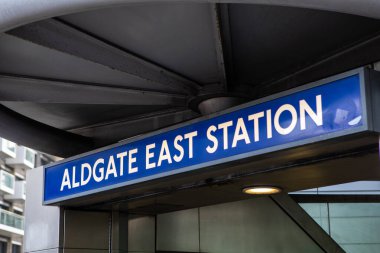 Londra, İngiltere - 2 Mart 2023: Londra, İngiltere 'deki Londra metrosundaki Aldgate Doğu İstasyonu girişinin üstündeki tabelaya yakın çekim. 