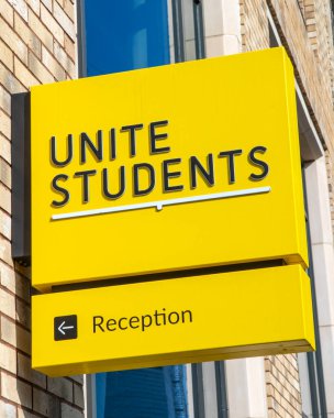 Londra, İngiltere - 2 Mart 2023: Londra, İngiltere 'deki Aldgate bölgesinde yaşayan Öğrenci Birliği' nin dış cephesinde bir işaret.