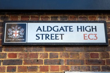 Londra, İngiltere - 2 Mart 2023: Londra 'daki Aldgate High Street için bir sokak tabelası.