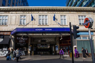 Londra, İngiltere - 2 Mart 2023: Londra 'daki Aldgate Metro İstasyonu.