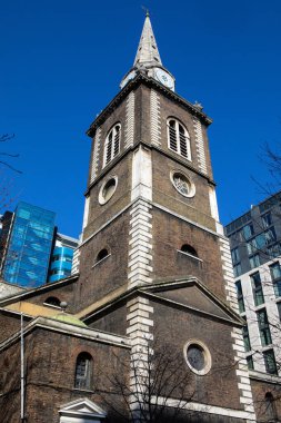 Londra, İngiltere 'deki tarihi St. Botolph Kilisesi' ne bakıyorum..