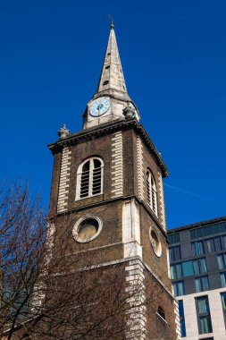 Londra, İngiltere 'deki tarihi St. Botolph Kilisesi' ne bakıyorum..