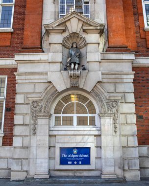 Londra, İngiltere - 2 Mart 2023: Londra 'daki Aldgate Okulu' nun dış cephesinde heykel ve tabela.