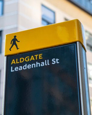 Londra, İngiltere - 2 Mart 2023: Londra 'nın Aldgate bölgesinde Leadenhall Caddesi' nin konumunu gösteren bir yaya levhasının yakın çekimi.