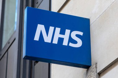 Londra, İngiltere - 2 Mart 2023: Bir NHS - Ulusal Sağlık Servisi - Londra, İngiltere 'de imzalandı.
