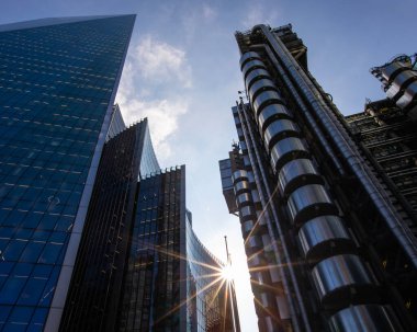 Londra, İngiltere - 2 Mart 2023: Londra şehrindeki gökdelenler. Yüksek binalar neşter, Willis Binası ve Lloyd Binası 'dır..