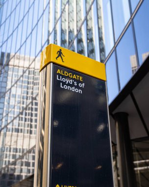 Londra Lloyds of London 'un Londra, İngiltere' nin Aldgate bölgesinde olduğunu gösteren bir yaya tabelasının yakın çekimi..
