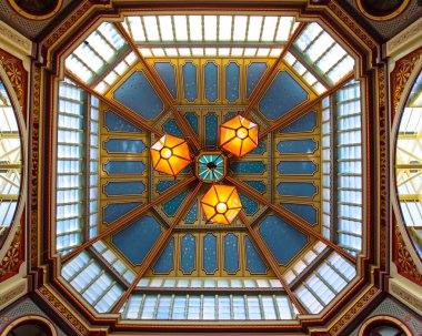 Londra, İngiltere - 2 Mart 2023: Londra 'daki Leadenhall Market binasının muhteşem tavanı.