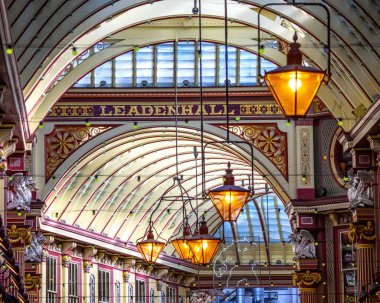 Londra, İngiltere - 2 Mart 2023: Londra, İngiltere 'deki görkemli Leadenhall Market binasının içi.