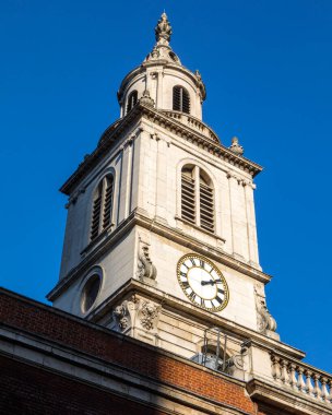 Londra, İngiltere 'deki Bishopsgate' siz Aziz Botolph kulesine bakıyorum..