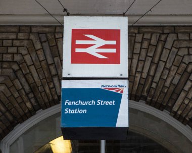 Londra, İngiltere - 2 Mart 2023: Londra, İngiltere 'deki Fenchurch Street Station' ın dış tarafında Ağ Demiryolu tabelası.