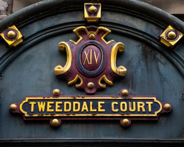 İngiltere, İskoçya 'daki Edinburgh şehrinin eski kasaba bölgesinde bulunan Tweedale Court' un girişinin üstündeki tabela.. 