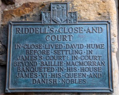Edinburgh, İskoçya - 15 Şubat 2023: Riddells Close and Court 'un yerini gösteren bir plaket - İskoçya' nın Edinburgh kentindeki tarihi Royal Mile 'ın bir yand açığı.