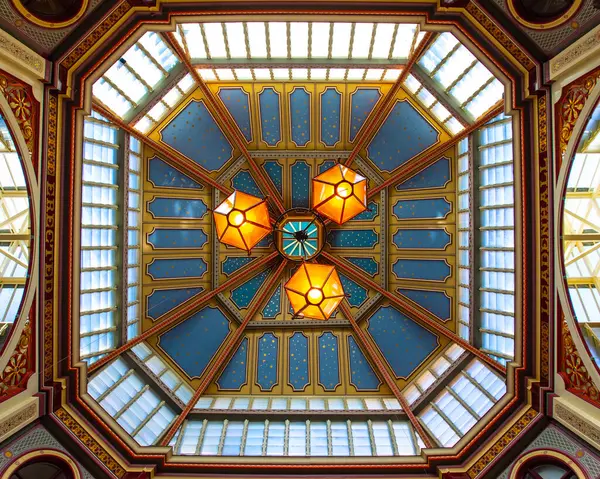 Londra, İngiltere - 2 Mart 2023: Londra 'daki Leadenhall Market binasının muhteşem tavanı.