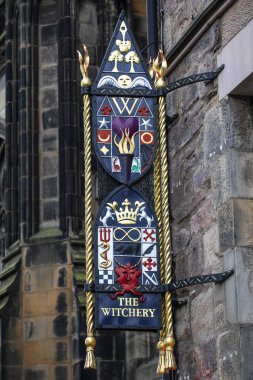 Edinburgh, İngiltere - 15 Şubat 2023: İskoçya 'nın eski kasaba bölgesi Edinburgh' daki tarihi Royal Mile 'ın tepesinde yer alan The Witchery Restuarant' ın girişinin üzerinde bir tabela.