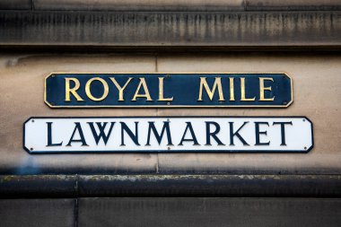 Edinburgh, İskoçya 'daki tarihi Royal Mile' da Lawnmarket için bir sokak tabelası..