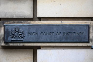 Edinburgh, İngiltere - 15 Şubat 2023: İngiltere 'nin İskoçya kentindeki Edinburgh kentindeki Yüksek Adalet Divanı girişlerinden birinin önündeki işaret.
