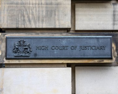 Edinburgh, İngiltere - 15 Şubat 2023: İngiltere 'nin İskoçya kentindeki Edinburgh kentindeki Yüksek Adalet Divanı girişlerinden birinin önündeki işaret.