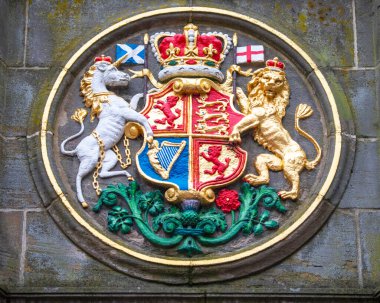 İskoçya 'nın Edinburgh kentindeki Mercat Haçı' nın kraliyet sembollerinden birine yakın çekim..