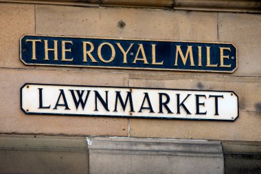 Edinburgh, İskoçya 'daki tarihi Royal Mile' da Lawnmarket için bir sokak tabelası..