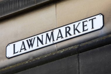 Edinburgh, İskoçya 'daki tarihi Royal Mile' da Lawnmarket için bir sokak tabelası..