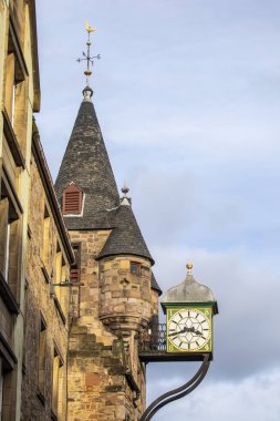 İskoçya, Edinburgh 'daki Royal Mile boyunca yer alan tarihi Canongate Tolbooth manzarası.