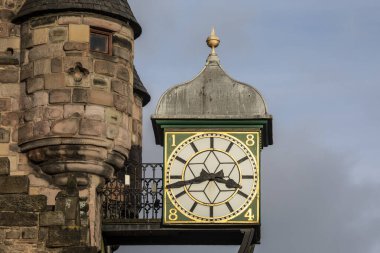 Edinburgh, İskoçya 'daki Canongate Tolbooth' un ön cephesinde saat kapanıyor..