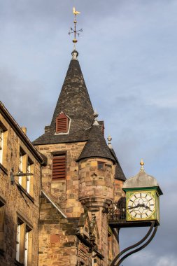 İskoçya, Edinburgh 'daki Royal Mile boyunca yer alan tarihi Canongate Tolbooth manzarası.