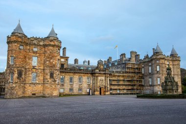 İskoçya 'nın Edinburgh şehrindeki Holyroodhouse Sarayı' nın muhteşem mimarisi..