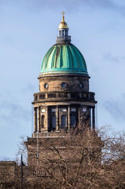 İskoçya 'nın Edinburgh şehrindeki West Register House' un güzel neoklasik kubbesi. Bina İskoçya Ulusal Kayıtları 'na ev sahipliği yapmaktadır..