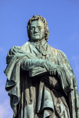 Edinburgh, İskoçya - 17 Şubat 2023: İskoçya 'nın Edinburgh kentindeki George Caddesi' nde bulunan Dr. Thomas Chalmers 'ın heykeli.