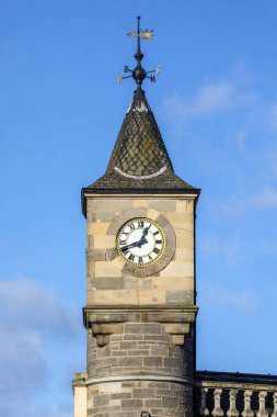 İskoçya, Edinburgh Stockbridge bölgesinde Edinburgh Tasarruf Bankası tarafından kullanılan zarif bir saat kulesi..