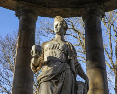 Edinburgh, İskoçya - 17 Şubat 2023: St. Bernards Edinburgh 'da Leith' in Suyu üzerinde, dairesel bir Yunan Tapınağı stiliyle Hijyen Heykeli ile inşa edilmiştir..