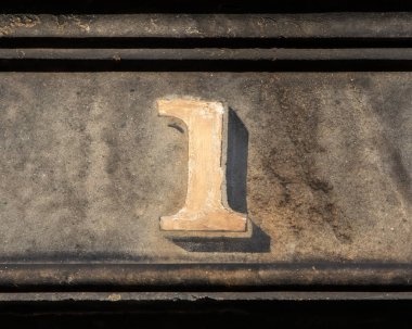 Duvarda bir numara resmi var..