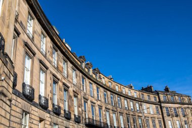 İskoçya 'nın Edinburgh şehrindeki Randolph Crescent' in güzel Gürcü mimarisi..