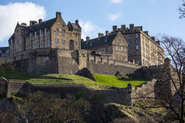 İskoçya 'nın tarihi Edinburgh şehrindeki Edinburgh Şatosu manzarası.